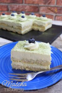 ein stück tiramisu auf einem teller